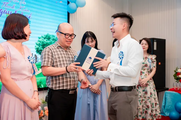 Harry giao lưu với khách mời trong một sự kiện